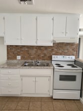 9913 Stobaugh St in Lamont, CA - Foto de edificio - Building Photo