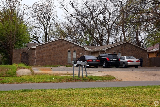 2126 NW 12th St in Oklahoma City, OK - Foto de edificio - Building Photo