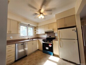 33 Graywood Rd in Port Washington, NY - Building Photo - Building Photo