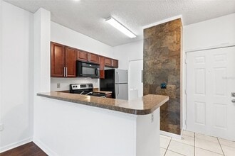 10028 Strafford Oak Ct in Tampa, FL - Foto de edificio - Building Photo