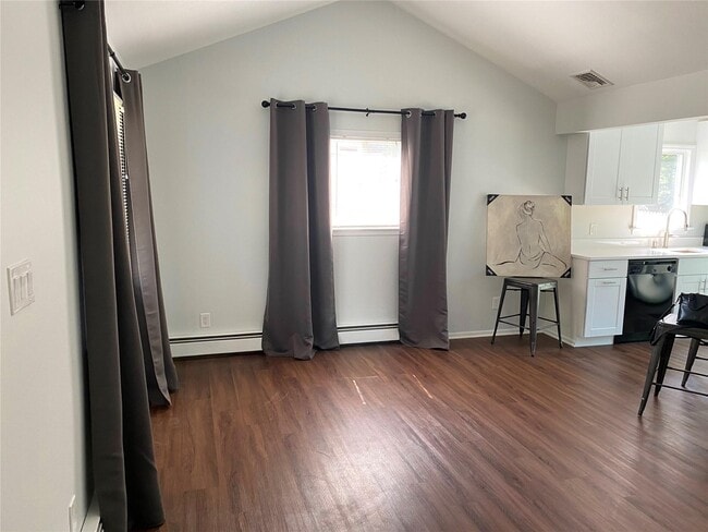 202 Oakwood Rd in Port Jefferson, NY - Building Photo - Building Photo