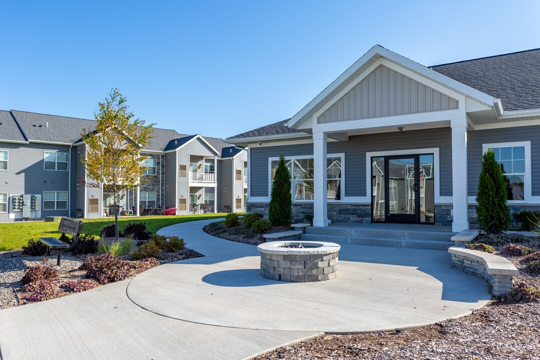 Meadow Creek Flats in Rockford, MI - Building Photo