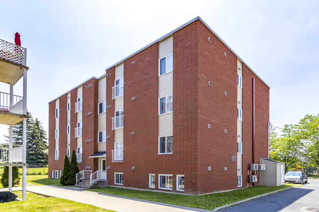 5379 Milan in Brossard, QC - Building Photo - Building Photo