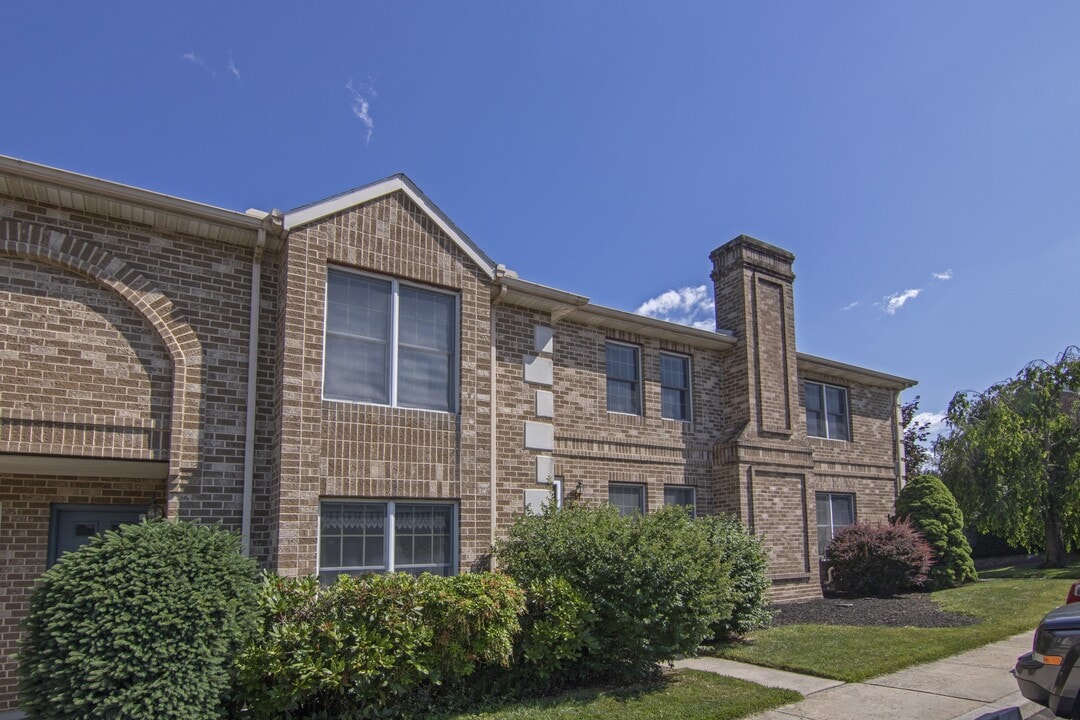 Beaumont Square in Mechanicsburg, PA - Building Photo