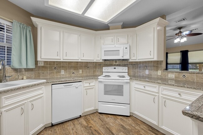 415 Paradise Ln in Montgomery, TX - Building Photo - Building Photo
