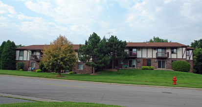 Buckingham Court in Crystal Lake, IL - Building Photo - Building Photo