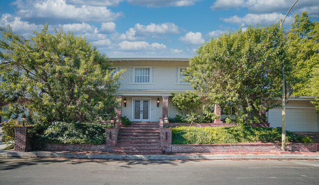 3551 Westfall Dr in Encino, CA - Foto de edificio - Building Photo