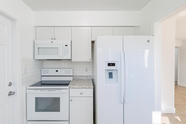 2940 NE 7th Ave in Pompano Beach, FL - Building Photo - Building Photo