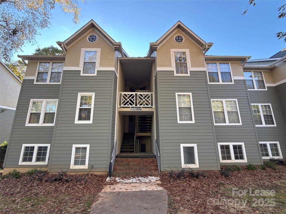 20105 Henderson Rd in Cornelius, NC - Foto de edificio