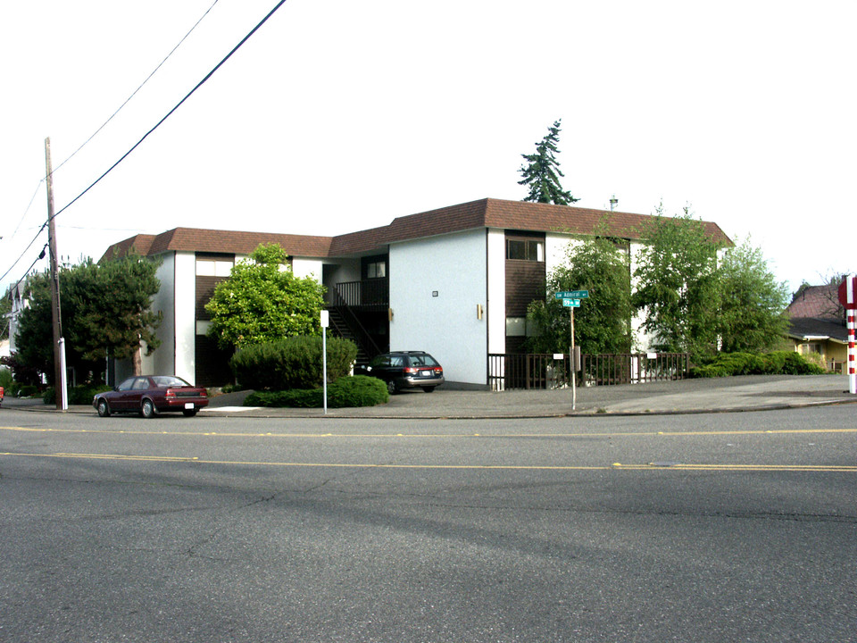 5900 SW Admiral Way in Seattle, WA - Foto de edificio