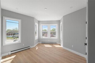 735 Broadway, 3F in Pawtucket, RI - Building Photo