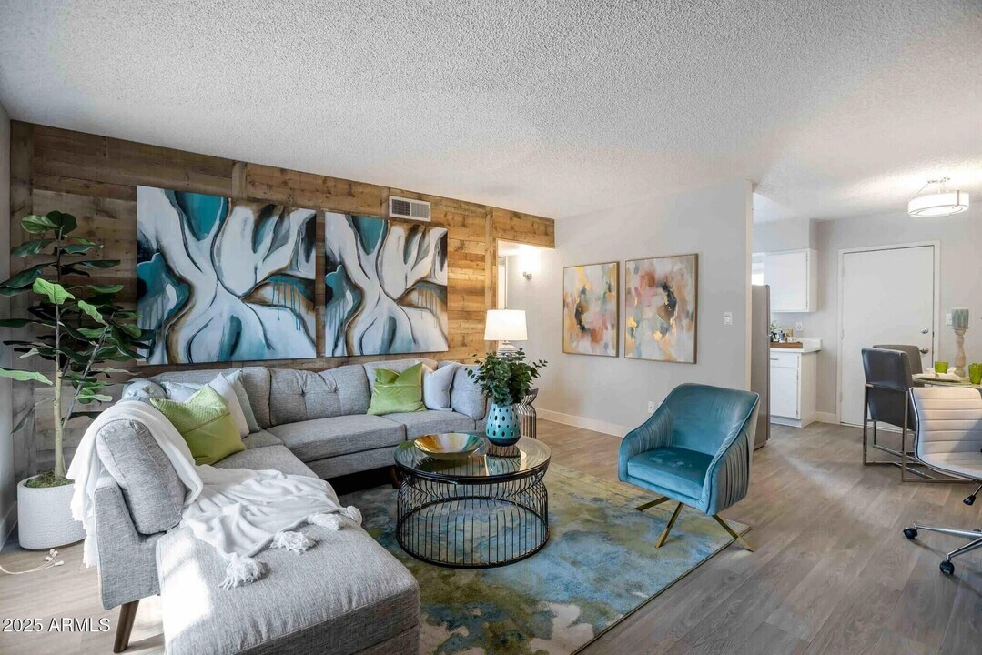 2627 N 45th Ave in Phoenix, AZ - Foto de edificio