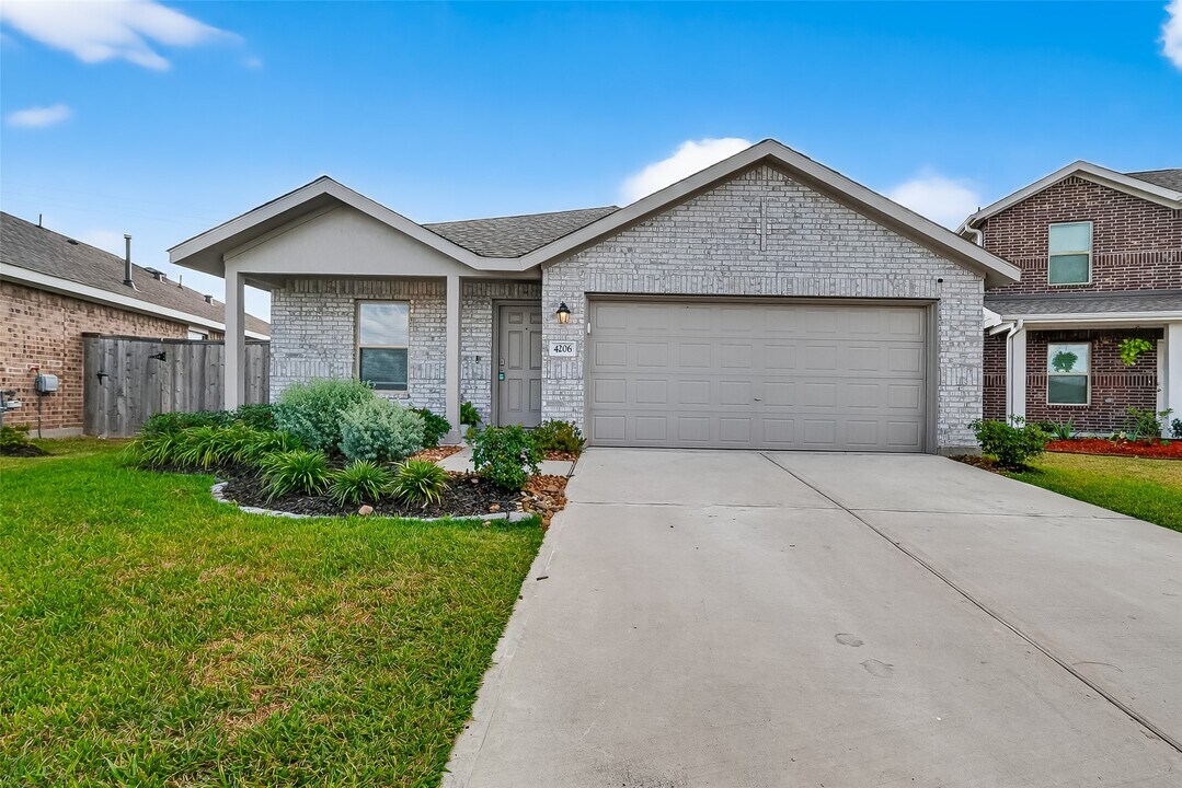 4206 Barrington Cv Ln in Baytown, TX - Building Photo
