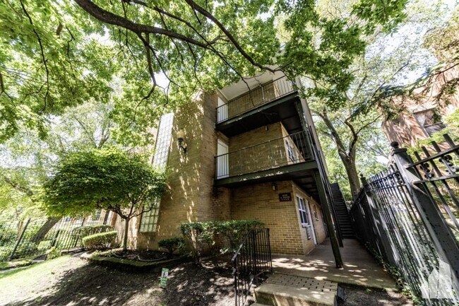 property at 4610 N Dover St