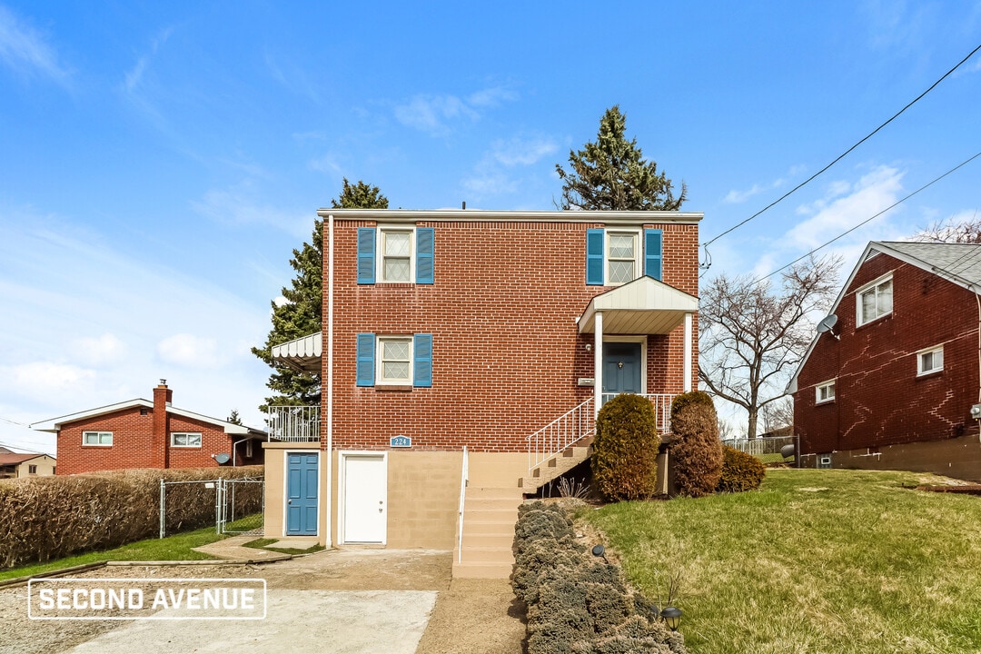 224 Maryland Ave in North Versailles, PA - Building Photo