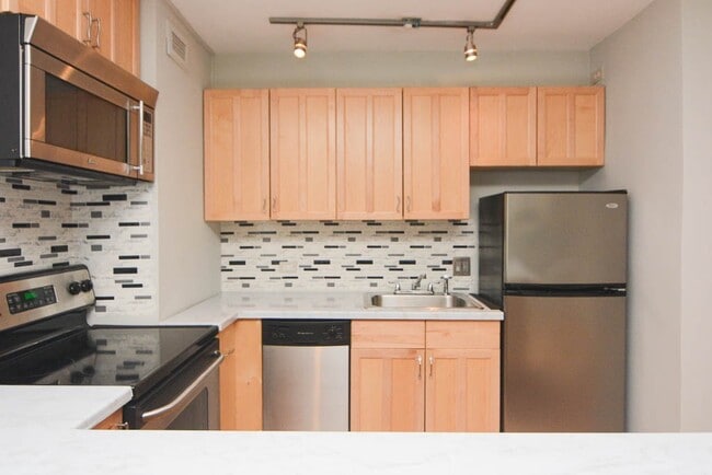429 W Wellington Ave, Unit A05C