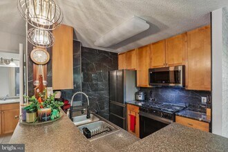 60 S Van Dorn St in Alexandria, VA - Foto de edificio - Building Photo