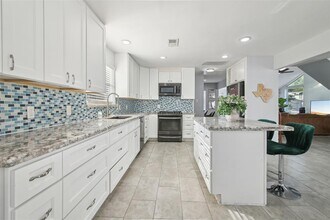 14115 Briarhills Pkwy in Houston, TX - Foto de edificio - Building Photo