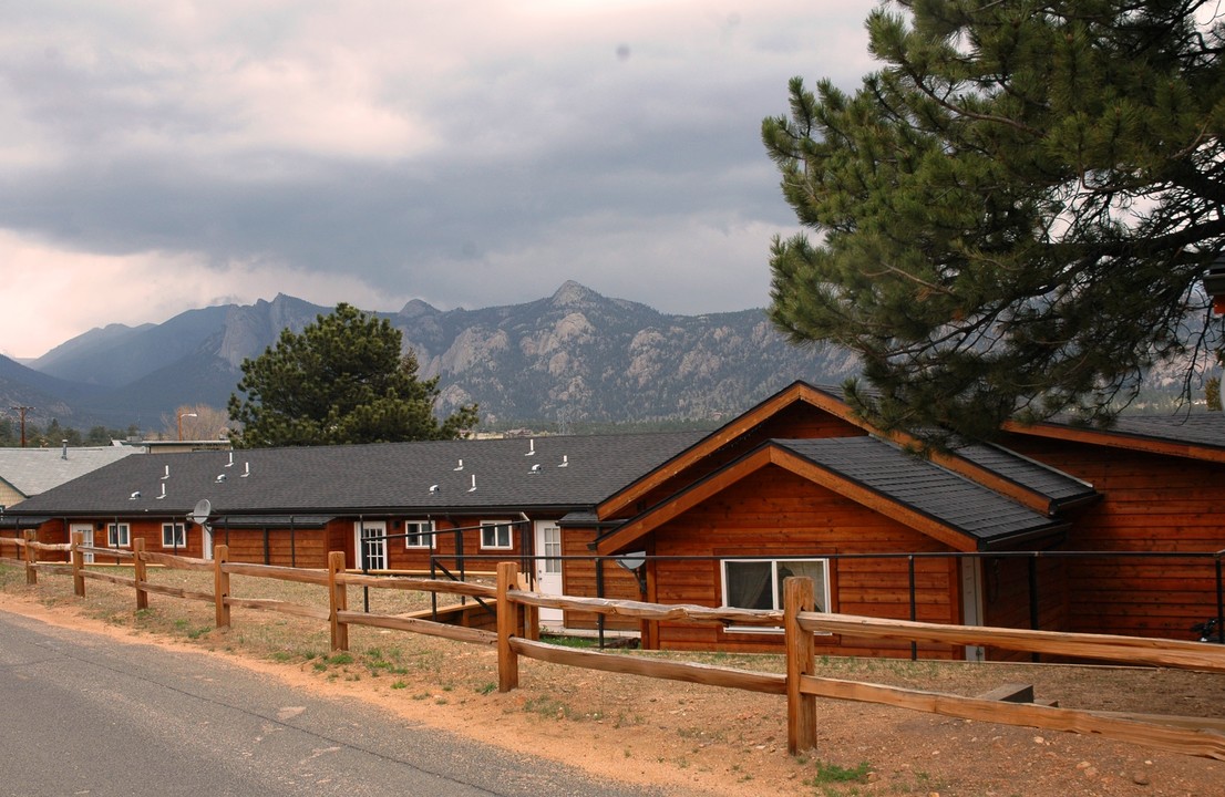 418 Stanley Ave in Estes Park, CO - Building Photo