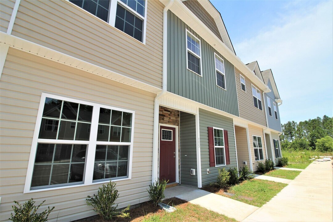 155 Beacon Woods Dr in Holly Ridge, NC - Building Photo