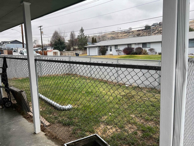 804 W Cherry Ave in Selah, WA - Building Photo - Building Photo