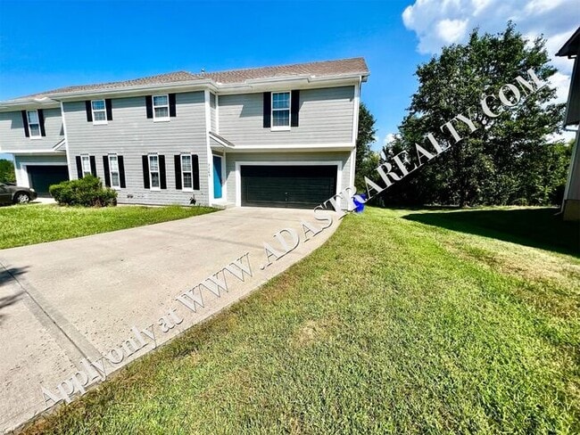 5205 Woodland Dr in Shawnee, KS - Building Photo - Building Photo