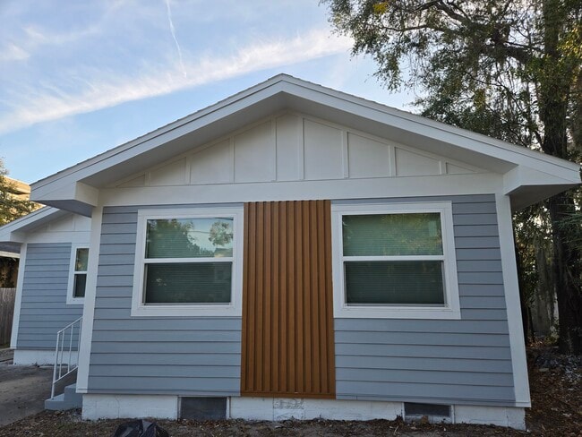 1520 Woodward St, Unit Small Suite, Utities, inc