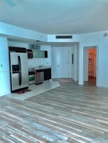 1900 N Bayshore Dr, Unit 3305 in Miami, FL - Building Photo