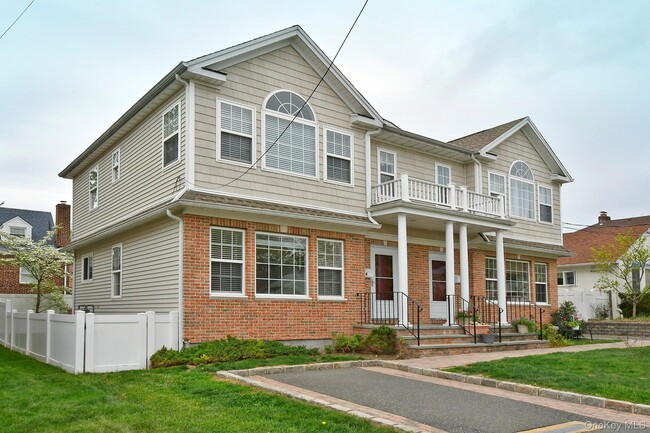 21 Marwood Rd S in Port Washington, NY - Building Photo - Building Photo