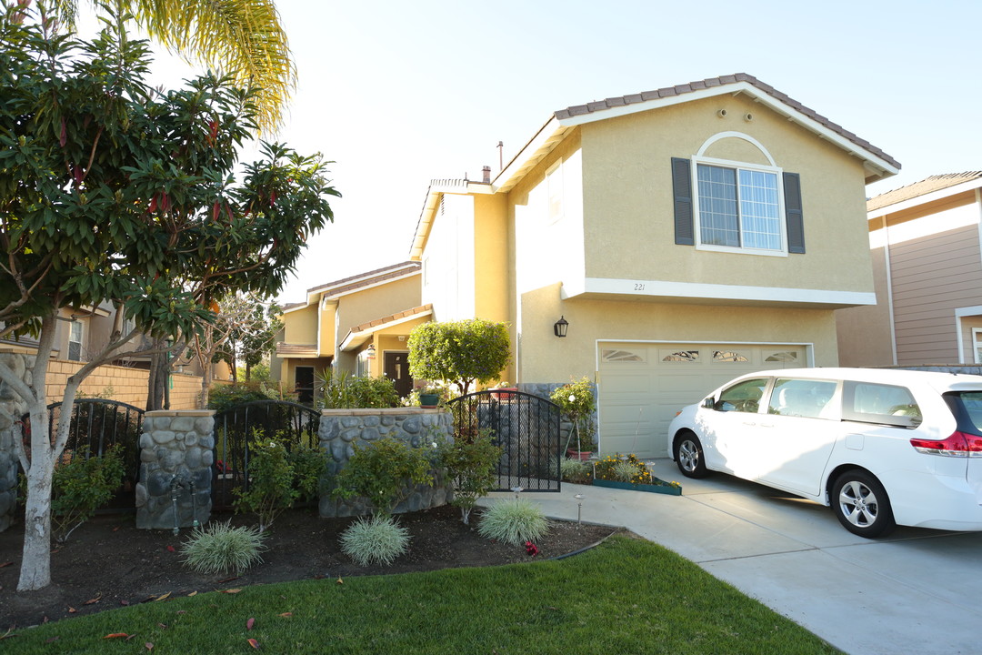 221 S Flower Ave in Brea, CA - Foto de edificio