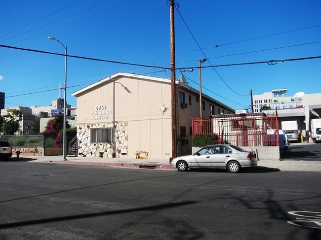 6753 Selma Ave in Los Angeles, CA - Foto de edificio - Building Photo