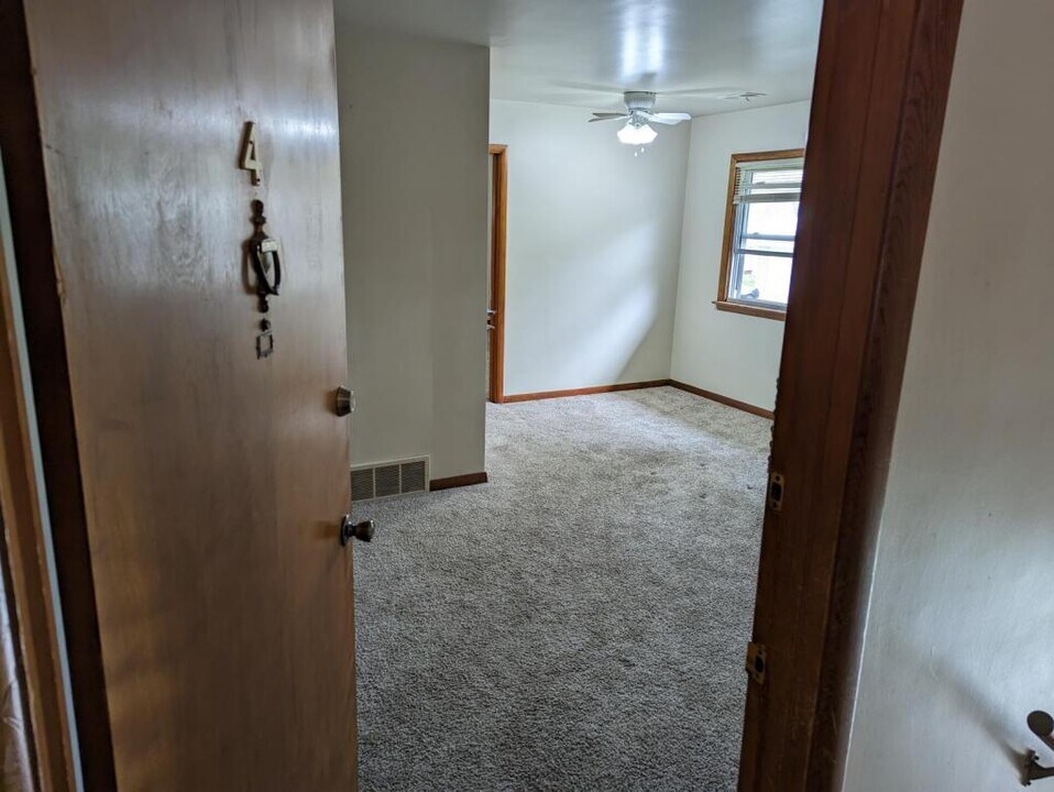 2 James Pl in Bloomington, IL - Building Photo