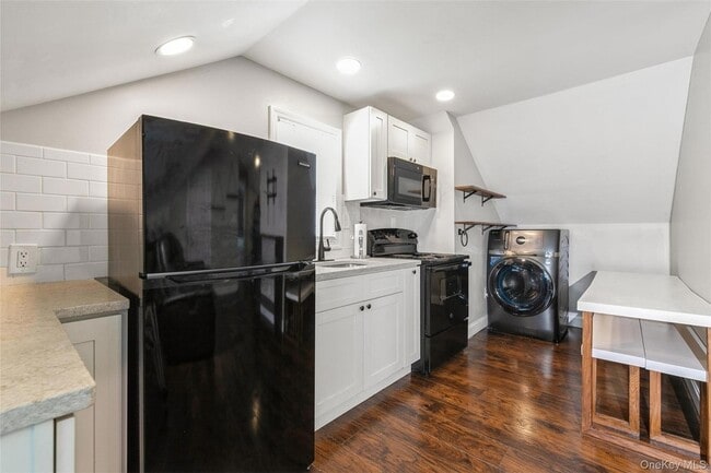 39 Bay Shore Ave in Bay Shore, NY - Foto de edificio - Building Photo