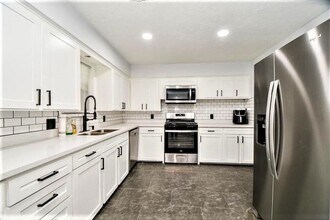 2404 Oaks Dr in Pasadena, TX - Building Photo - Building Photo