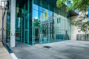 224 King St W in Toronto, ON - Building Photo