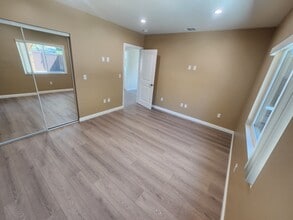 10941 Walnut Dr in Sunland, CA - Foto de edificio - Building Photo