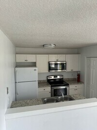 812 Tiffany Dr W in West Palm Beach, FL - Building Photo - Building Photo