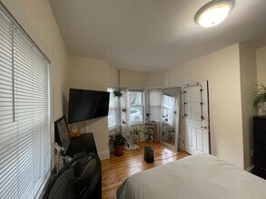 23 Hall St, Unit 1 in Somerville, MA - Building Photo - Building Photo