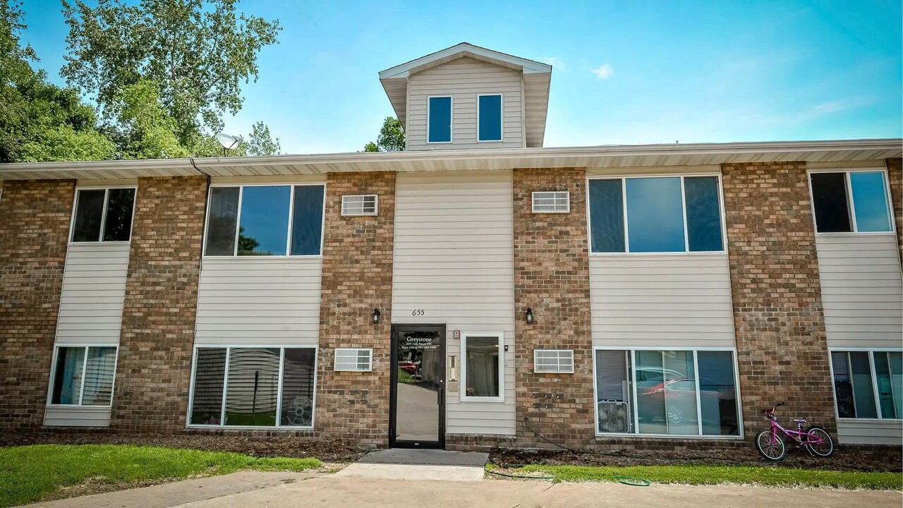 Greystone Apartments in Forest Lake, MN - Building Photo