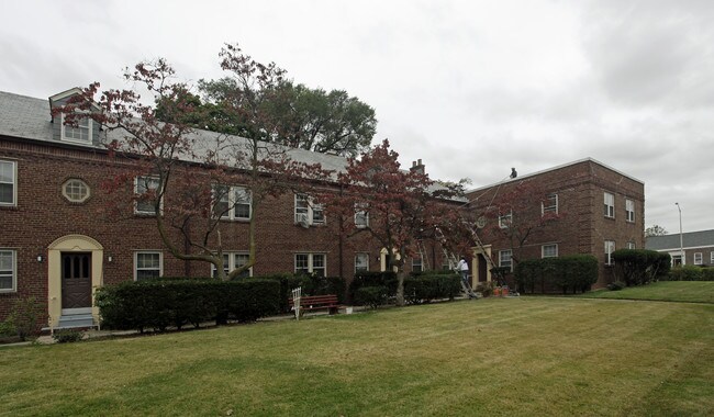 61 Hilbert St in Hempstead, NY - Foto de edificio - Building Photo