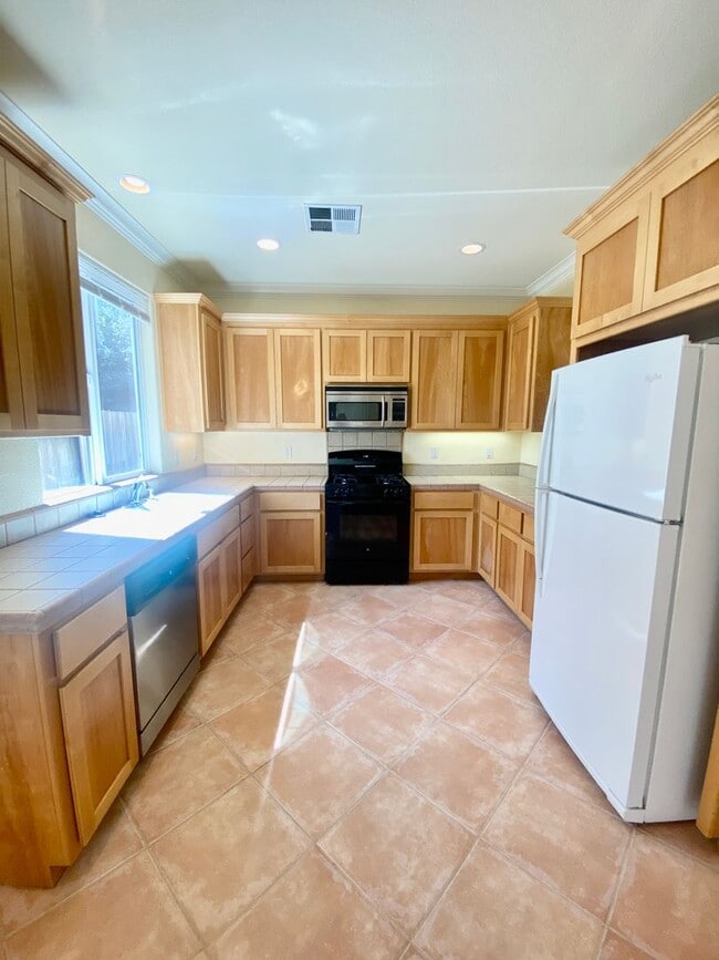 2319 Glacier Place in Davis, CA - Building Photo - Building Photo