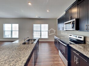 5080 Mountain Springs Rd in Nashville, TN - Foto de edificio - Building Photo