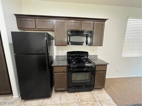 6202 Yankee Spring St in Las Vegas, NV - Building Photo - Building Photo