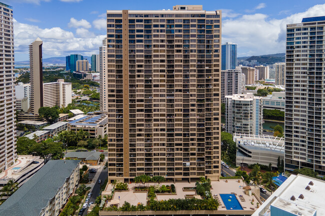 Chateau Waikiki in Honolulu, HI - Building Photo - Building Photo