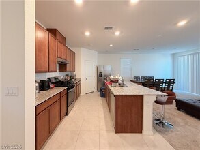 7008 Dandelion Pk Ave in Las Vegas, NV - Building Photo - Building Photo