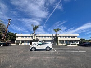 410 E Fallbrook St in Fallbrook, CA - Foto de edificio - Building Photo
