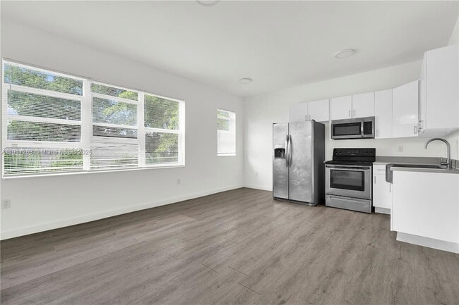 402 NW 12th Ave, Unit 210 in Miami, FL - Foto de edificio - Building Photo