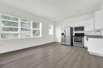 402 NW 12th Ave, Unit 210 in Miami, FL - Building Photo - Building Photo