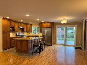 15720 NE 53rd St in Redmond, WA - Building Photo - Building Photo