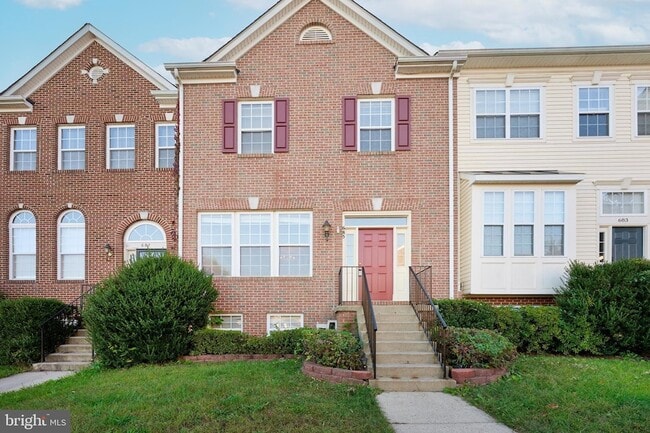 property at 685 Springhouse Square SE